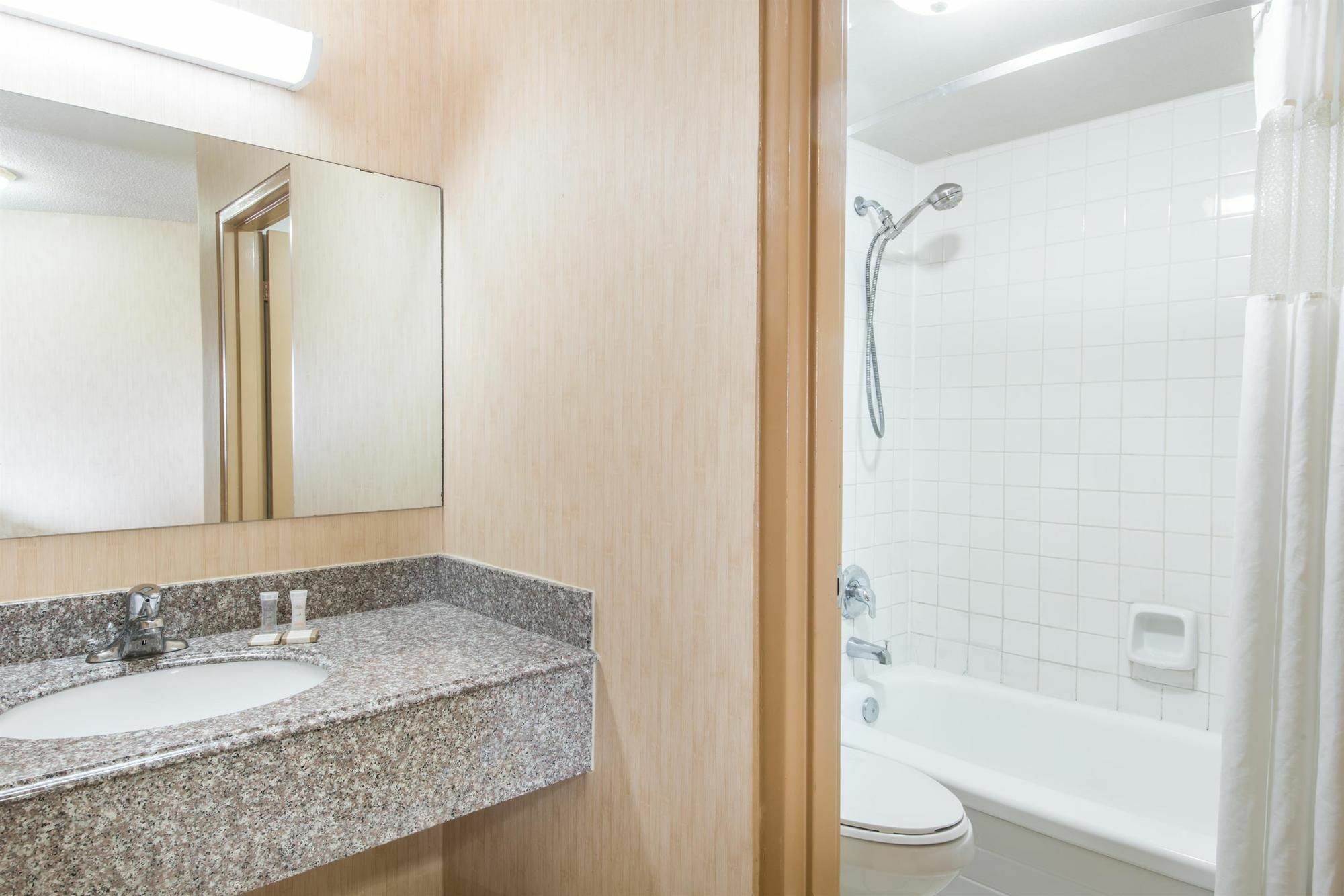 Howard Johnson By Wyndham Kitchener Conestoga Extérieur photo